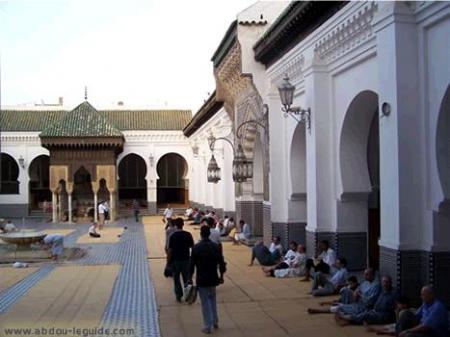 c l'intérieur de la mosqué el karaoiénne